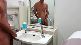 Japanse kerel naakt en plassend in publiek toilet