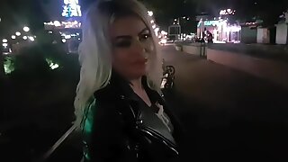Agent public hot blonde pomper un dard pour liquide argent