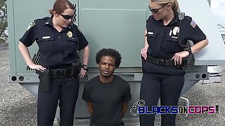 Greg noriega är fångad och kikar på vita kvinnor av storbröstad milf poliser