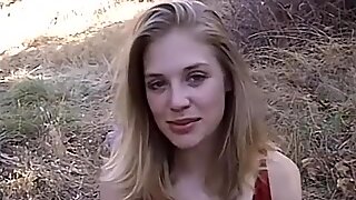 Jeune amateur blonde suce une grosse file d'attente à l'extérieur