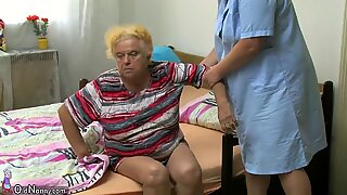 Reife Frau benutzt Dildo auf pummelig Oma