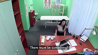 Madura morena Jazmín Jae con grandes tetas falsas follada por su médico