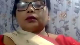 Indian Hot mature aunty shows her Big boobs