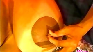 巨大な偽乳と大きな乳輪 on ビンテージポルノガール minka