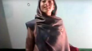 Mamalhuda paquistanesas gaja é seduzida e fodida com os dedos no porno pov
