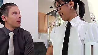 Eingefärbtes asiatisches Schulmädchen reitet Penis und verlangt nach Sperma im Mund
