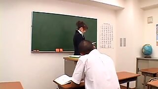 奈木村，预赛中的老师，对一名年轻学生表示不满 - 更多信息请访问 slurpjp.com