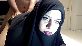 Tykk muslimsk kvinne knuller hjemme