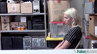 Chanel wird von einem notgeilen offizier zu heißem sex verleitet