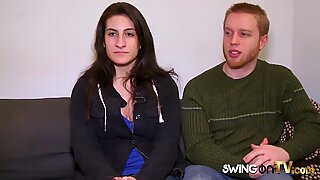 Секси двойки, които масажират голите си тела в една и съща стая.