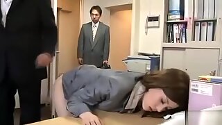 Ofis gadis guru fuck hiep dam nhan vien kereta van phong