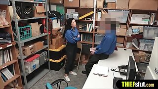 Mujer oficial de seguridad es follada por su colega