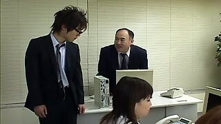 Una puttana d'ufficio in Giappone si masturbava sul posto di lavoro