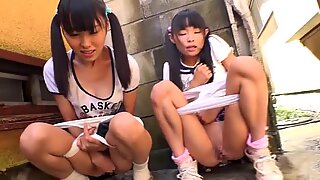 Klein Japans schoolmeisje dat Ijsje eet