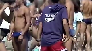 Smygskott simning sport män på stranden - galning