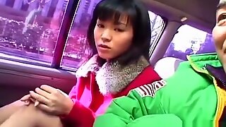 Calda asiatica bambina in macchina che si diverte parte 1