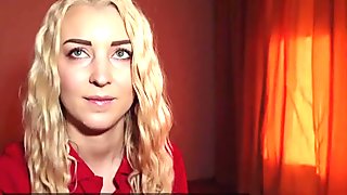 Publiek Agent Prachtige blondine AMARIS onthult lichaam in lingerie