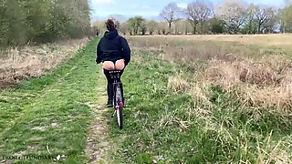 Tinder meisje geneukt buiten in publiek natuur op fietstocht
