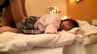 Ученица узимајући своју длакава пичка јебена фацијална ејакулација на кревету у хотелу ро