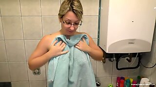 Chubby blonde milf Bonnie Wilde showers before she lays down in her bed and grabs her toy.