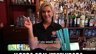 Pelayan bar berambut perang lawa bercakap untuk melakukan hubungan seks di tempat kerja