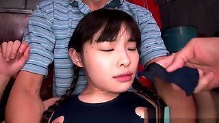 Une petite fille japonaise gicle partout quand son clitoris est stimulé