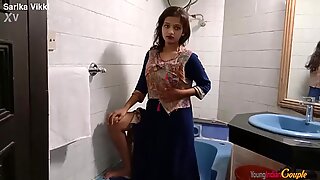 Indisk tenåring sarika med stor bryst i dusjen