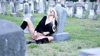 Горещи блондинки милф Джесика Паток мастурбира в гроба - изгубена любовна сцена 6