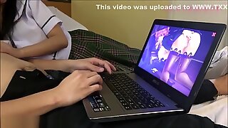 Filipinsk kvinne videregående elev spiller nutaku spill m/ klassekamerat får krempaiet