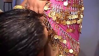 Vervelende indiaanse meid paglia wordt heet geneukt in side-by-side positie