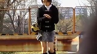 Pervers sharking video waarin een mooi Japans meisje te zien is