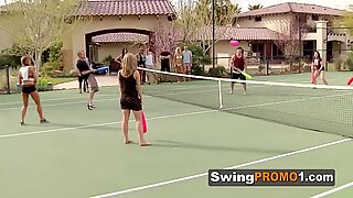 Amateur swinger koppels spelen spelletjes in de tuin van swing mansion
