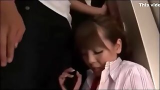 Hitomi Tanaka giver blowjob i elevator