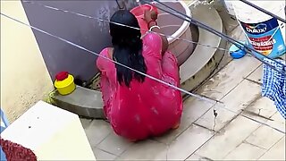 Ciocia w czerwonym nocnym prysznicu