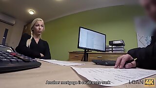 Lening4k. sex casting wordt uitgevoerd in leenkantoor door stout agent