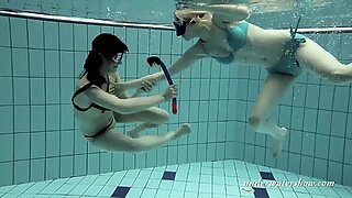 Kızlar yüzmeler su altında ve birbirlerinden zevk alıyorlar