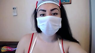Hot sex-perawat bermain dengan payudara besar dan mengisap dildo - close up