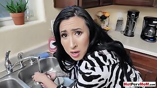 Fucking Μου εντυπωσιακό μπούστο μιλφ stepmom while she doing dishes