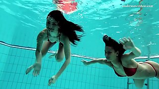 Hai người đẹp nóng bỏng đến từ Nga trong bể bơi