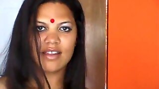 Ein vollbusiges indisches mädchen reitet in einem pov-video einen penis