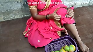 Indisk stackars flicka säljer en mango och hårt jävla