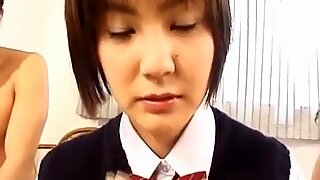 I uniform har hendes behåret kusse kneppet med dildo med nao hirosue